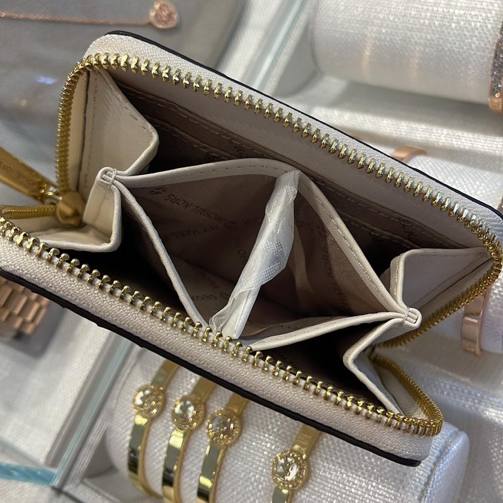 Michael Kors Women Medium Zip Around Card Case Coin Pouch Wallet Light Cream
NWT - Picture 8 of 16